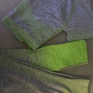Women’s two piece workout set Green and Gray Leggings